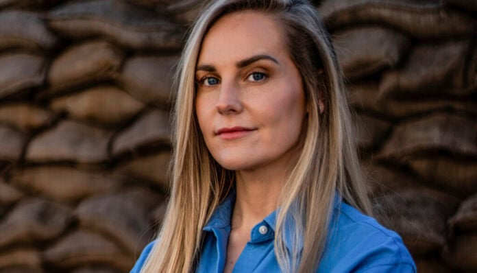 Wiebke Hönicke: Freiheit und Bundeswehr neu denken Wiebke Hönicke Pionieroffizier, Mit-Initiatorin bei #WirGegenExtremismus und hostet den Podcast „Buschfunk“