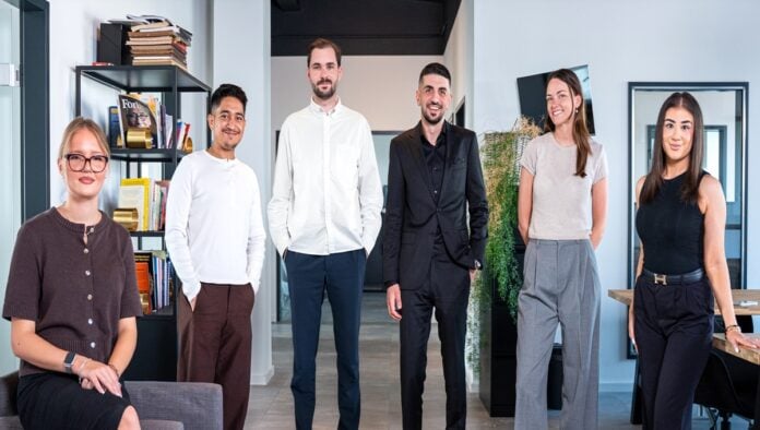 Craftwerk: Fachkräfte durch planbares Recruiting gewinnen Teambild stehend