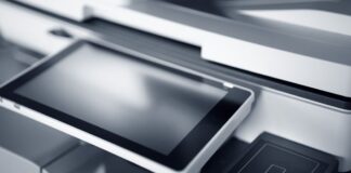 Wo bekommt man günstige Toner für den Laserdrucker? Der Einkaufs-Check für kleine Teams Günstige Toner für den Laserdrucker: Der Einkaufs-Check. Nahaufnahme eines modernen Druckers mit Touchscreen in einem professionellen Büro