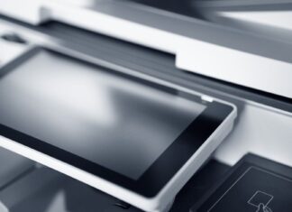 Günstige Toner für den Laserdrucker: Der Einkaufs-Check. Nahaufnahme eines modernen Druckers mit Touchscreen in einem professionellen Büro