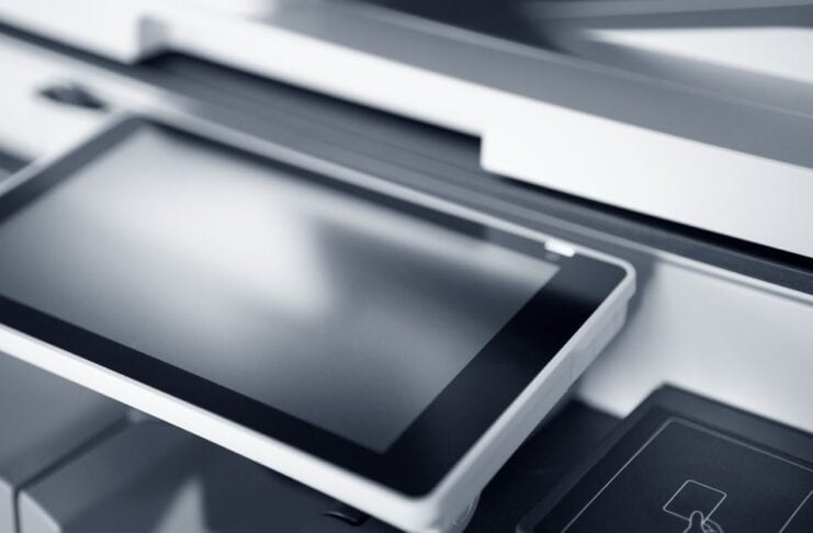 Günstige Toner für den Laserdrucker: Der Einkaufs-Check. Nahaufnahme eines modernen Druckers mit Touchscreen in einem professionellen Büro