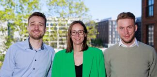 6 Millionen Euro für mika: Wie das Berliner KI-Startup das Steuerbüro überflüssig macht mika: KI für Buchhaltung erhält sechs Millionen Euro co founders stehend