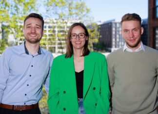 mika: KI für Buchhaltung erhält sechs Millionen Euro co founders stehend