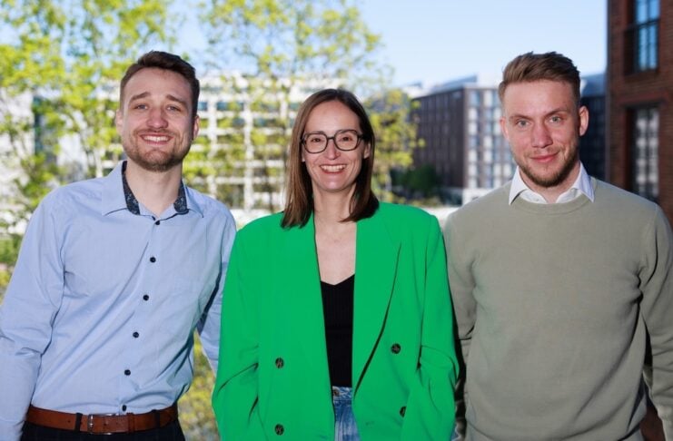 mika: KI für Buchhaltung erhält sechs Millionen Euro co founders stehend