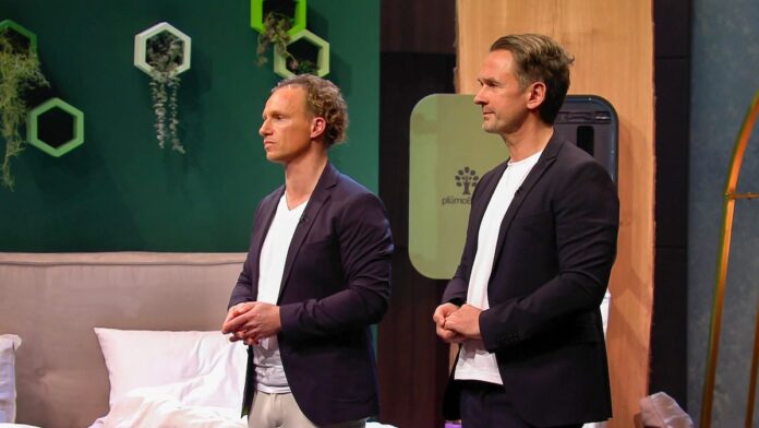 plümoBaum: Schlafhygiene und Schlafkomfort neu gedacht Bild Die Gründer von plümoBaum: Benjamin Koch und Yavuz Akbas (v.li.) in der Höhle der Löwen Foto: RTL