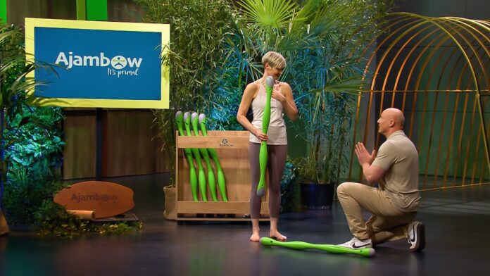 Ajambow Ajambow: Die Höhle der Löwen trifft auf neues Training Bild Heiratsantrag: Simon Werner geht für seine Susan Schmidt auf die Knie. Foto: RTL