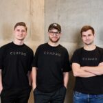 Aus CERPRO wird Drevise: KI-Plattform beschleunigt Bauteilfreigaben für die Serienfertigung Drevise: Anforderungen aus Zeichnungen mit KI analysieren Bild von links nach rechts Henrik Pitz, Frederik Frei und Sascha Müller Fotograf: (c)Peter Mate