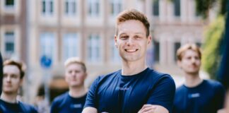 Niemand ist Handwerker oder Pflegekraft geworden, um Zettel auszufüllen clockin: Software für Zeiterfassung mit KI Frederik Neuhaus Foto Copyright: Maren Kuiter