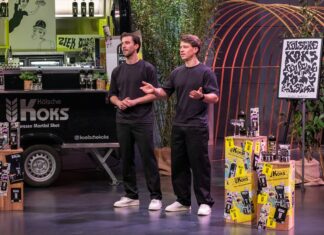 Kölsche Koks: Die Höhle der Löwen – Cocktail Maximilian Koeser (l.) und Nicolas Lutz präsentieren mit „Kölsche Koks“ einen Espresso-Martini-Shot und Premix. Sie erhoffen sich ein Investment von 600.000 Euro für 10 Prozent der Firmenanteile. Foto: RTL / Bernd-Michael Maurer