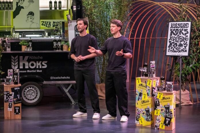 Kölsche Koks dhdl Kölsche Koks: Die Höhle der Löwen – Cocktail Maximilian Koeser (l.) und Nicolas Lutz präsentieren mit „Kölsche Koks“ einen Espresso-Martini-Shot und Premix. Sie erhoffen sich ein Investment von 600.000 Euro für 10 Prozent der Firmenanteile. Foto: RTL / Bernd-Michael Maurer