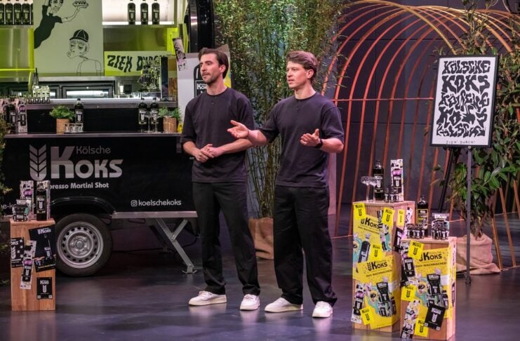 Kölsche Koks: Die Höhle der Löwen – Cocktail Maximilian Koeser (l.) und Nicolas Lutz präsentieren mit „Kölsche Koks“ einen Espresso-Martini-Shot und Premix. Sie erhoffen sich ein Investment von 600.000 Euro für 10 Prozent der Firmenanteile. Foto: RTL / Bernd-Michael Maurer