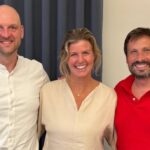 Rabot Energy erhält 50 Mio.: Aus Millionen Haushalten wird ein virtuelles Kraftwerk Rabot Energy: Energiewende durch Finanzierung stärken Simon Dotzer (VP Finance, BI, Legal, Rabot Energy) , Sara Resvik (Partner, Endeit), Jan Rabe (Gründer + CEO, Rabot Energy), Photocredit: Rabot Energy