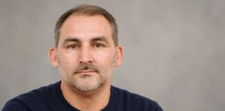 Reise planen, Begleitung finden: Wie Voyalyo Urlaub und KI-Matching verbindet Voyalyo: Reiseplanung und Reisepartner verbinden Sven Rosalewski, KI-bearbeitetes Porträt auf Grundlage eines Originalfotos