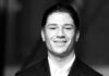 Webdesign trifft Automatisierung: Wie Acessio Unternehmensprozesse effizienter macht Acessio: Automatisierung und Website für Unternehmen Victor knapp anzug original schwarz weiss fotografie