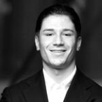 Webdesign trifft Automatisierung: Wie Acessio Unternehmensprozesse effizienter macht Acessio: Automatisierung und Website für Unternehmen Victor knapp anzug original schwarz weiss fotografie