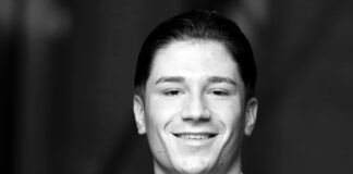 Acessio: Automatisierung und Website für Unternehmen Victor knapp anzug original schwarz weiss fotografie