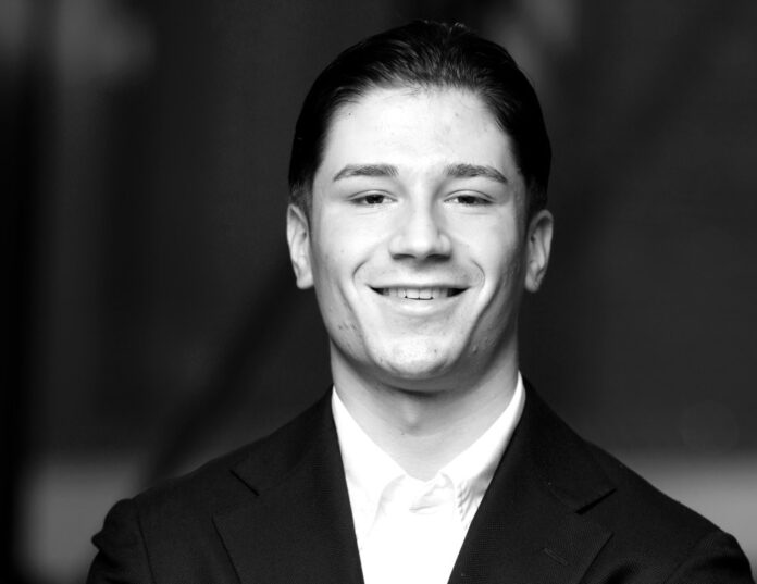Acessio: Automatisierung und Website für Unternehmen Victor knapp anzug original schwarz weiss fotografie