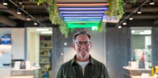 Wir haben der KI beigebracht, Marketing-Mails zu schreiben. Kann sie jetzt bitte auch unseren Papierkram erledigen? Buchhaltung und Finanzen: Bürokratie mit KI reduzieren Joe Wilson, Chief Evangelist bei bunq