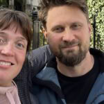 Stadtspaziergang als Spiel: Das Startup CuriFox im Interview CuriFox: App macht die Stadt zum Rätselspiel Gründerteam von CuriFox: Roman Krivtsov und Ekaterina Glebova, mit der App in der Hand