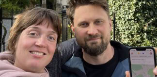 CuriFox: App macht die Stadt zum Rätselspiel Gründerteam von CuriFox: Roman Krivtsov und Ekaterina Glebova, mit der App in der Hand