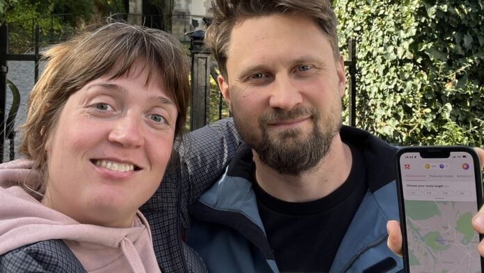 CuriFox: App macht die Stadt zum Rätselspiel Gründerteam von CuriFox: Roman Krivtsov und Ekaterina Glebova, mit der App in der Hand