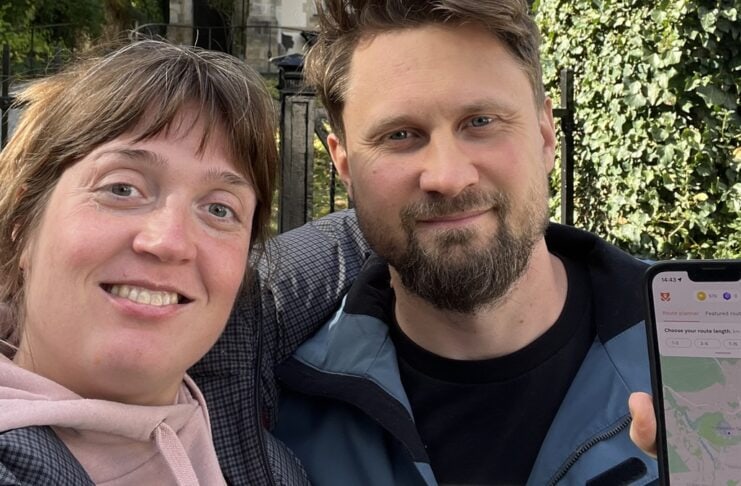 CuriFox: App macht die Stadt zum Rätselspiel Gründerteam von CuriFox: Roman Krivtsov und Ekaterina Glebova, mit der App in der Hand