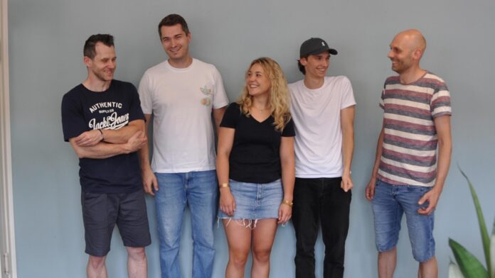 wrappr: Entscheidung für Restaurants einfacher machen dotmonks team bild stehend