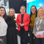 herCAREER 2026: Frauen gestalten ihre Karriere Speakerin & Partnerin mit Natascha Hoffner Von links nach rechts: Andrea Rexer (Moderatorin), Natascha Hoffner (Veranstalterin), Dr. Stefanie Hubig (Bundesministerin), Johanna Röh (Vorsitzende, Mutterschutz für Alle! e.V.), Natascha Sagorski (Autorin, Geschäftsführerin von Familie sind Alle gGmbH) © Franz Pfluegl