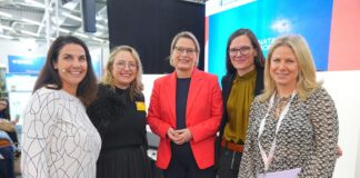 herCAREER Expo 2026: Viele Role Models und gute Gespräche trotz schwierigem wirtschaftlichen Umfeld herCAREER 2026: Frauen gestalten ihre Karriere Speakerin & Partnerin mit Natascha Hoffner Von links nach rechts: Andrea Rexer (Moderatorin), Natascha Hoffner (Veranstalterin), Dr. Stefanie Hubig (Bundesministerin), Johanna Röh (Vorsitzende, Mutterschutz für Alle! e.V.), Natascha Sagorski (Autorin, Geschäftsführerin von Familie sind Alle gGmbH) © Franz Pfluegl