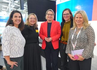 herCAREER 2026: Frauen gestalten ihre Karriere Speakerin & Partnerin mit Natascha Hoffner Von links nach rechts: Andrea Rexer (Moderatorin), Natascha Hoffner (Veranstalterin), Dr. Stefanie Hubig (Bundesministerin), Johanna Röh (Vorsitzende, Mutterschutz für Alle! e.V.), Natascha Sagorski (Autorin, Geschäftsführerin von Familie sind Alle gGmbH) © Franz Pfluegl