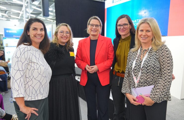 herCAREER 2026: Frauen gestalten ihre Karriere Speakerin & Partnerin mit Natascha Hoffner Von links nach rechts: Andrea Rexer (Moderatorin), Natascha Hoffner (Veranstalterin), Dr. Stefanie Hubig (Bundesministerin), Johanna Röh (Vorsitzende, Mutterschutz für Alle! e.V.), Natascha Sagorski (Autorin, Geschäftsführerin von Familie sind Alle gGmbH) © Franz Pfluegl