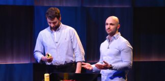 Süße Schärfe aus Deutschland: Wie hottey als erster Hot Honey den Markt erobert Die Höhle der Löwen: hottey mit Hot Honey im Battle Bild: Julian Herrlich und Maximilian Voigt (v.li.) Foto: RTL