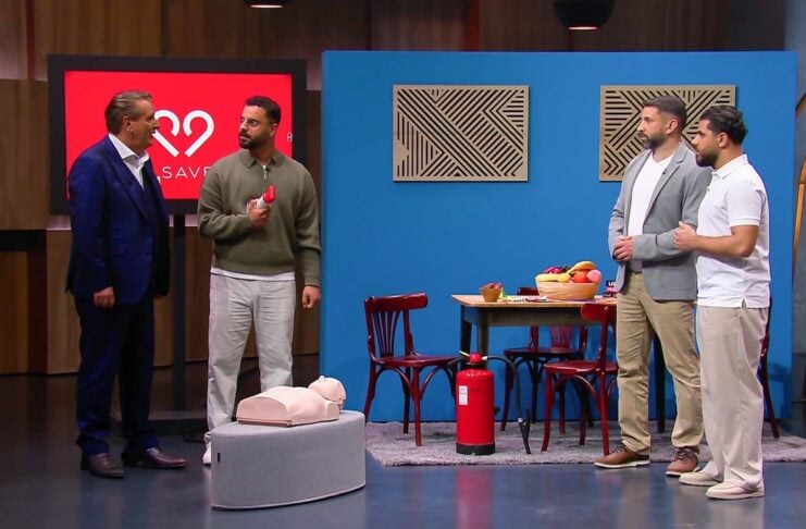 LifeSaveAir: Die Höhle der Löwen – Erstickungsnotfall Bild Löwe Ralf Dümmel mit den Gründern Jusef Chehade Nabil Chehade, Aiman Chehade und (v.li.) Foto: RTL