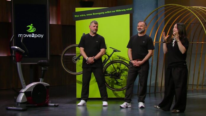 move2pay dhdl move2pay: Bewegung in Die Höhle der Löwen Gründer Mia Allouche und Karim Allouche, move2pay und Markenbotschafter Steffen Baumgart (v.re.) Foto: RTL