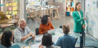 Startup-Gründerin im Gespräch mit Investoren über Venture Capital 2026 und Wagniskapital zur Finanzierung junger Unternehmen in Deutschland.