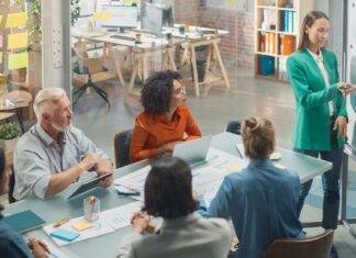 Startup-Gründerin im Gespräch mit Investoren über Venture Capital 2026 und Wagniskapital zur Finanzierung junger Unternehmen in Deutschland.