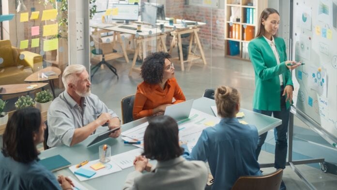 Venture Capital 2026 Startup-Gründerin im Gespräch mit Investoren über Venture Capital 2026 und Wagniskapital zur Finanzierung junger Unternehmen in Deutschland.