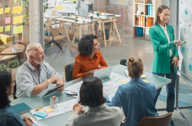 Startup-Gründerin im Gespräch mit Investoren über Venture Capital 2026 und Wagniskapital zur Finanzierung junger Unternehmen in Deutschland.
