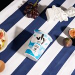 Göttlich cremig, irdisch pflanzlich Greek Style: vly Joghurtalternative mit Ackerbohnenprotein Das Berliner Foodtech-Unternehmen vly bringt eine Greek Style Joghurtalternative heraus. Copyright: vly