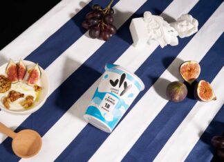 Greek Style: vly Joghurtalternative mit Ackerbohnenprotein Das Berliner Foodtech-Unternehmen vly bringt eine Greek Style Joghurtalternative heraus. Copyright: vly