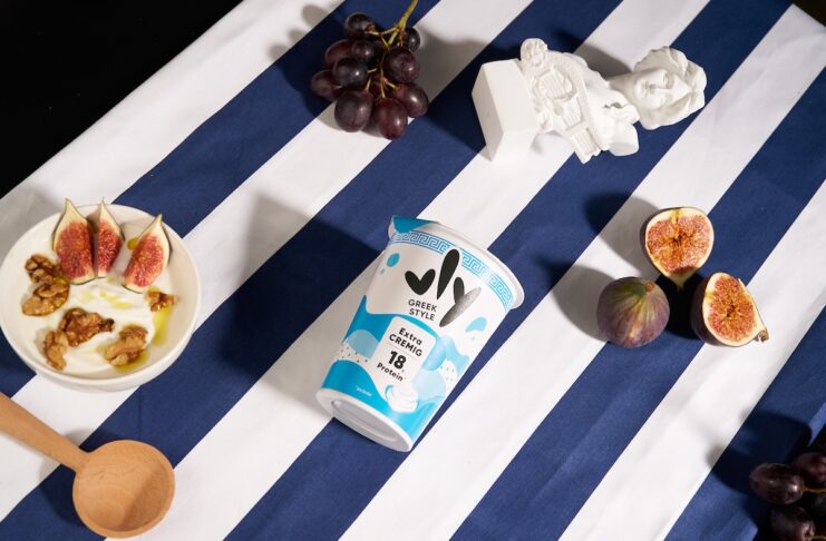 Greek Style: vly Joghurtalternative mit Ackerbohnenprotein Das Berliner Foodtech-Unternehmen vly bringt eine Greek Style Joghurtalternative heraus. Copyright: vly