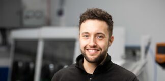 dry-coating-anaphite-ev-battery-Alex-Hewitt-COO-Co-Founder-of-Anaphite in the office
