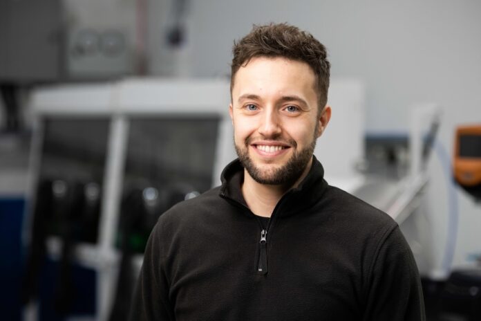 dry-coating-anaphite-ev-battery-Alex-Hewitt-COO-Co-Founder-of-Anaphite in the office