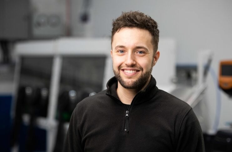 dry-coating-anaphite-ev-battery-Alex-Hewitt-COO-Co-Founder-of-Anaphite in the office