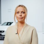 Polestar 0 Project: Driving Climate-Neutral Mobility polestar-0-project-sustainable-mobility Frederika Klarèn in front of a Polestar vehicle in a white Produktion hall!